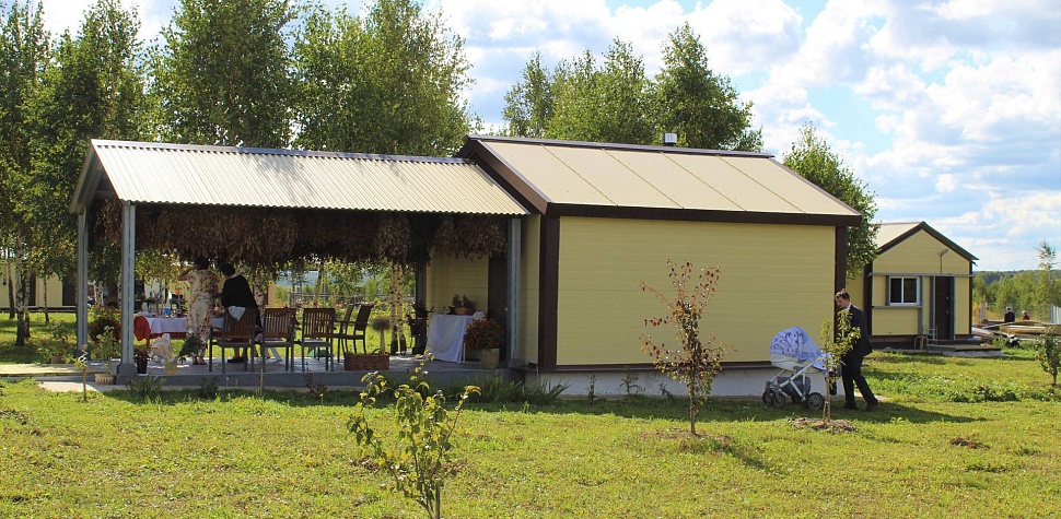 Усадьба оснащена базовыми техническими зонами и местом для принятия гостей! 